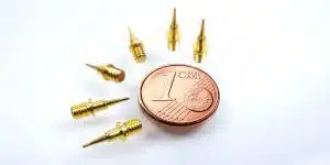 Kundenspezifischer Federkontakt mit Schraubgewinde