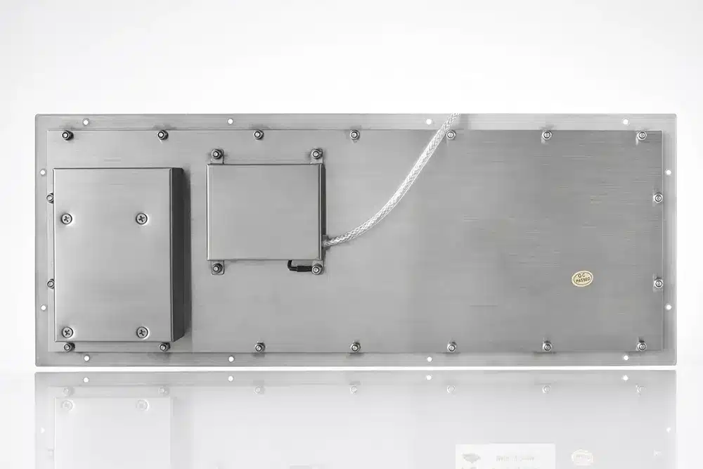 Rückansicht der Spezialtastatur NHKT-M390TP mit Edelstahlgehäuse, Anschlusskabel und rückseitigen Elektronikabdeckungen